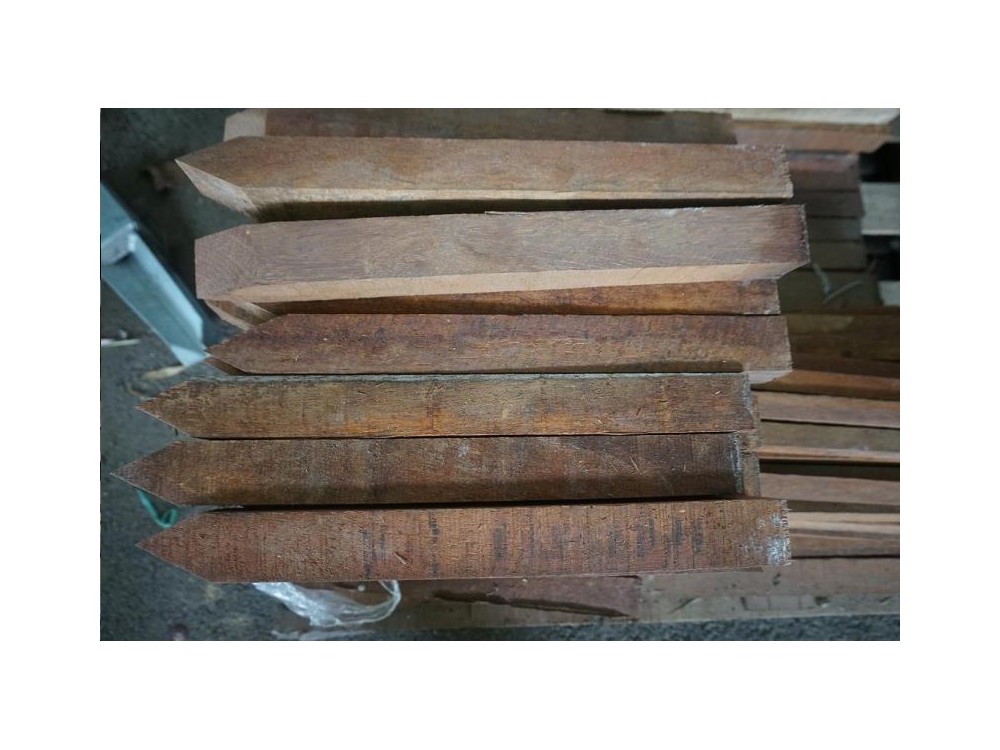 PIQUET CARRE AZOBE 4x4 40cm PIQUET CARRE AZOBE 4x4 40cm