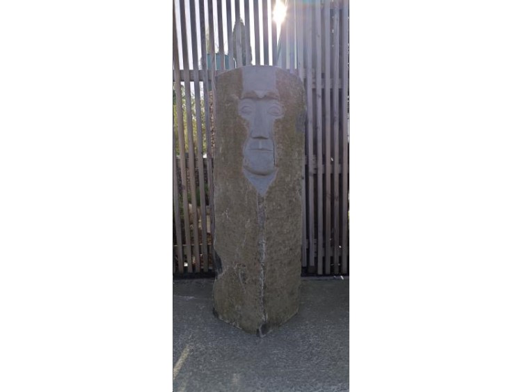 MONOLITHE Basalt visage reli 120 cm